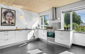 Kjøleskap, kokeplater, oppvaskmaskin og kaffetrakter/tekoker