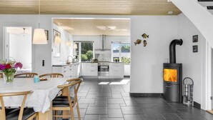 Private kitchen - Pet friendly home in Børkop with WiFi (Børkop)