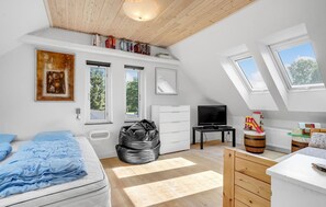 4 bedrooms, travel crib, free WiFi