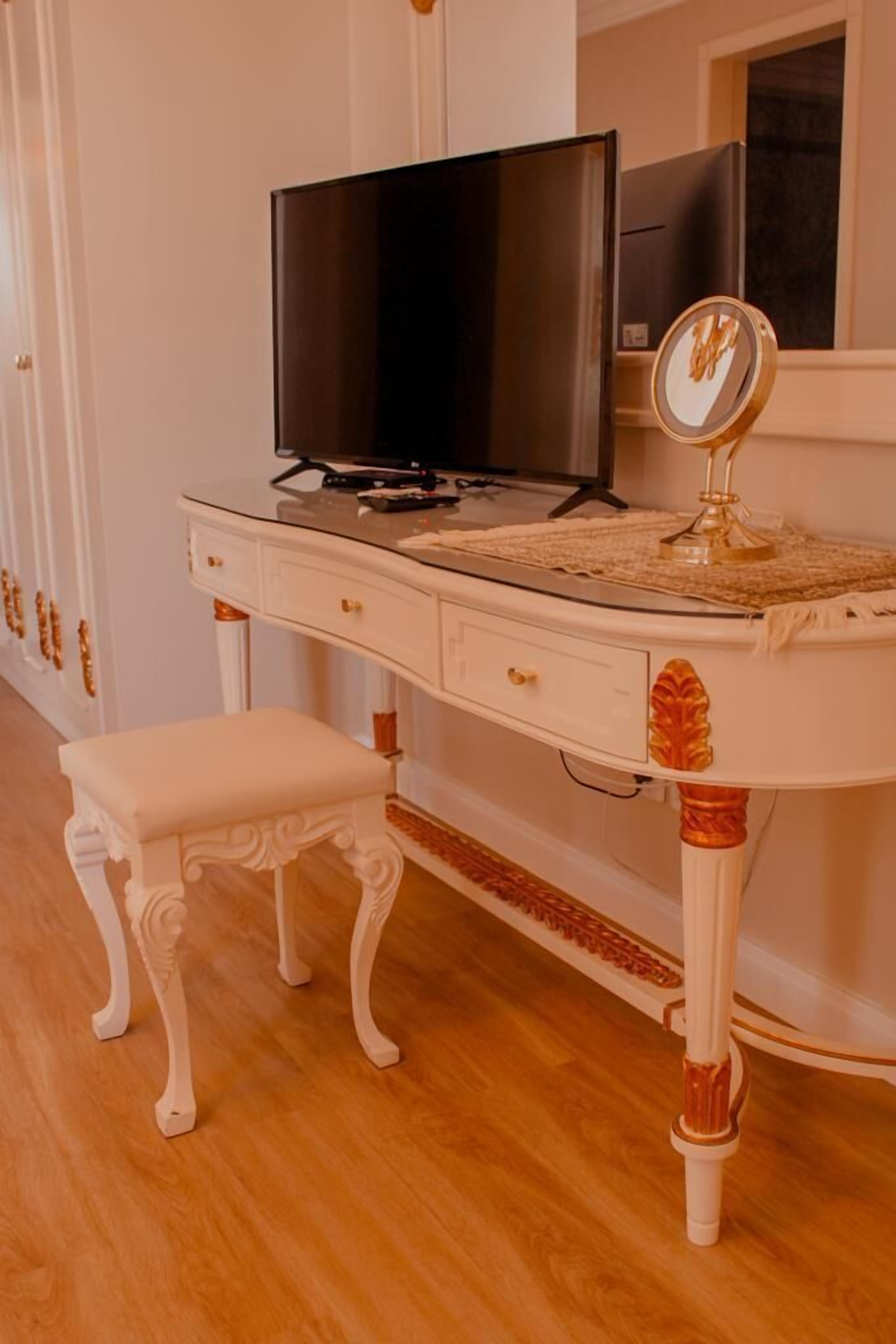 deluxe suite, jetted tub (master) | room amenity