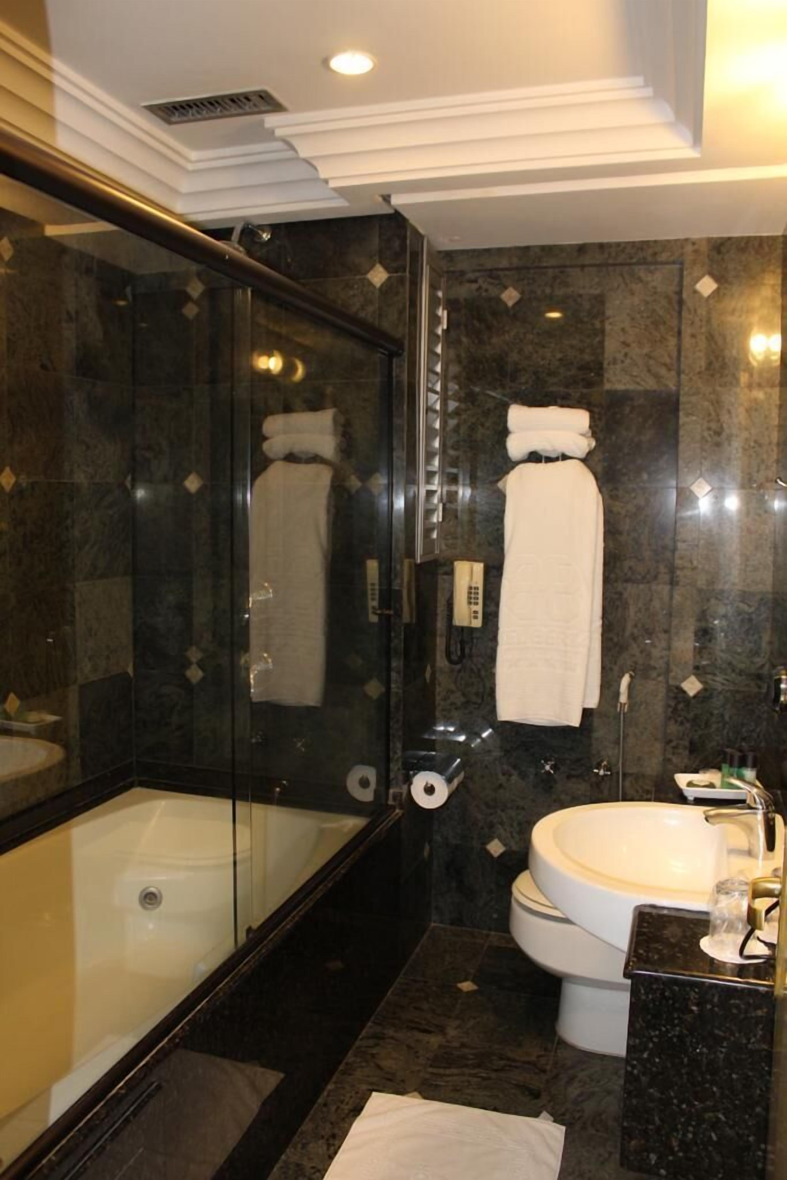 deluxe suite, jetted tub (master) | bathroom | hair dryer, bathrobes, slippers, bidet