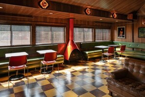 Bar (on property) - The Dive Motel & Swim Club (Nashville)
