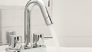 A modern bathroom with a chrome faucet and a clear glass shower enclosure. - Flamante Hotel & Suite (Lima)
