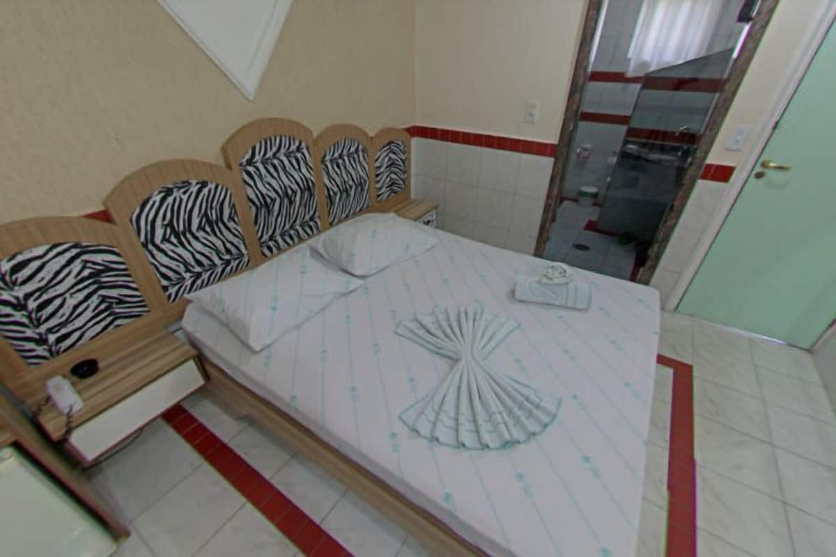 Suite (Classic) | Minibar, WiFi (free), bed sheets