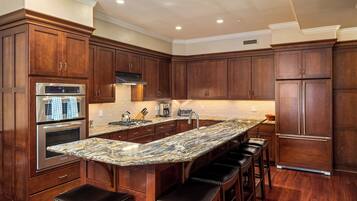 Refrigerador, microondas, horno, placa de cocina