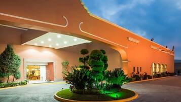 Fachada de la propiedad por la tarde o noche