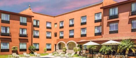 Vista frontal de la propiedad