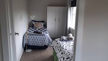 3 Schlafzimmer, Schreibtisch, Bügeleisen/Bügelbrett, Reisekinderbett