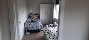 3 Schlafzimmer, Schreibtisch, Bügeleisen/Bügelbrett, Reisekinderbett