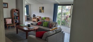 Smart-TV, DVD-Player, Bücher, Videothek