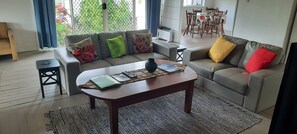 Smart-TV, DVD-Player, Bücher, Videothek