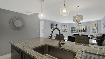 Refrigerador, utensilios de cocina y máquina de hielo