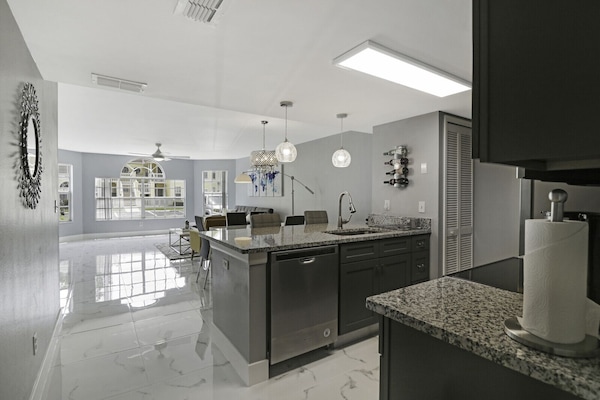 Refrigerador, utensilios de cocina y máquina de hielo