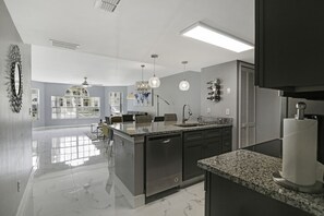 Jääkaappi, keittoastiat/astiat/ruokailuvälineet, jääpalakone