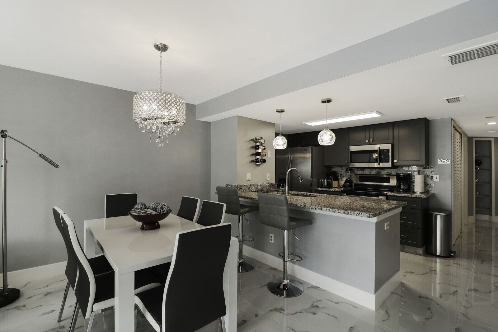 Refrigerador, utensilios de cocina y máquina de hielo 