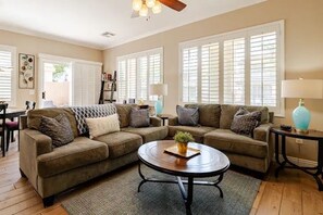 Älytelevisio, DVD-soitin, kirjoja, videokirjasto