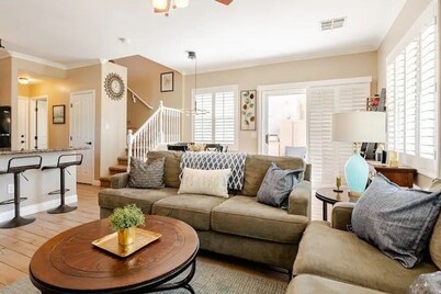 Gorgeous Gilbert Getaway / 3 Bedroom 2+ Bath Home / 2 car garage / Sleeps 10