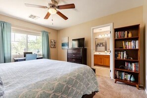 3 Schlafzimmer, Schreibtisch, Bügeleisen/Bügelbrett, Reisekinderbett