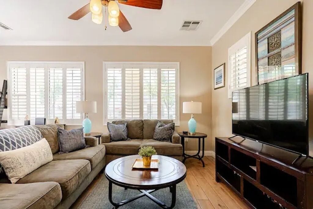 Gorgeous Gilbert Getaway / 3 Bedroom 2+ Bath Home / 2 car garage / Sleeps 10