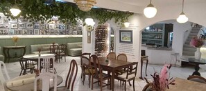 供应午餐和晚餐，海滩景观