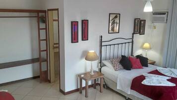 Habitación estándar con 1 cama doble o 2 individuales, varias camas | Minibar, decoración individual, mobiliario individual y cortinas opacas