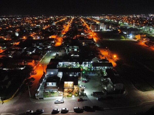 Vista aérea de un paisaje urbano nocturno con calles y edificios iluminados.