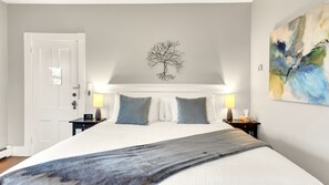 Deluxe Room (2nd Floor) | Ylelliset vuodevaatteet, memory foam -patjalliset sängyt