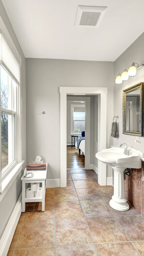 Deluxe Room (2nd Floor) | Kamar mandi | Kombinasi shower/bathtub dan bathtub besar