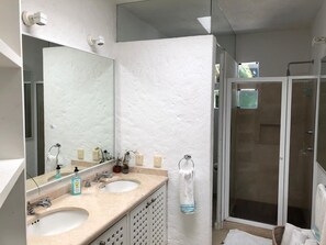 Sabonete, shampoo, papel higiênico 