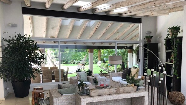 A cozy indoor space with wicker furniture, a large potted plant, and a hammock. - Stunnishing House in Cuernavaca with 20 people accommodation. (Los Limoneros)