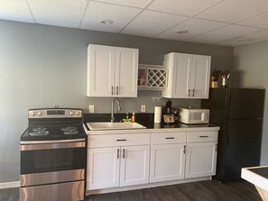 Frigorífico, microondas, horno y placa de cocina