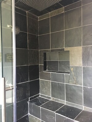 Douche, séchoir à cheveux, serviettes fournies, savon
