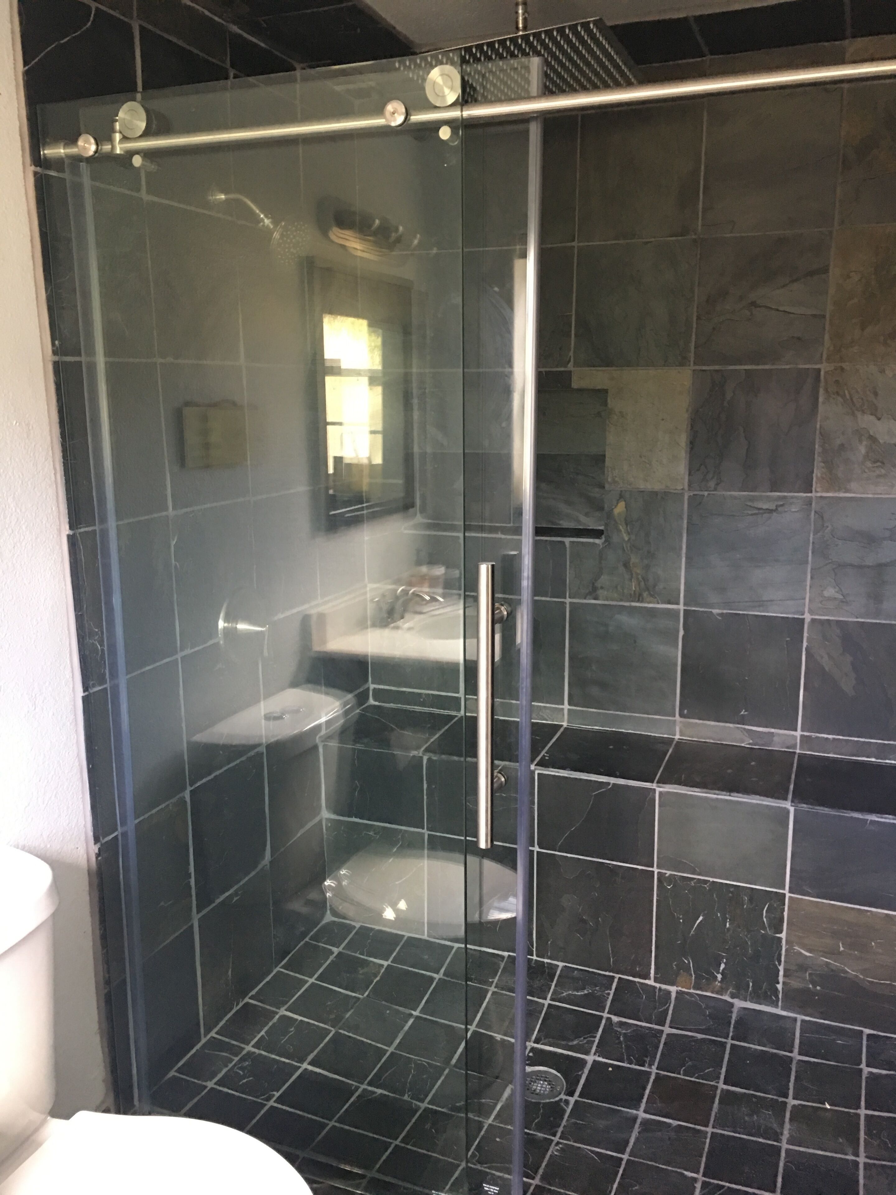 Een douche, een haardroger, handdoeken, zeep