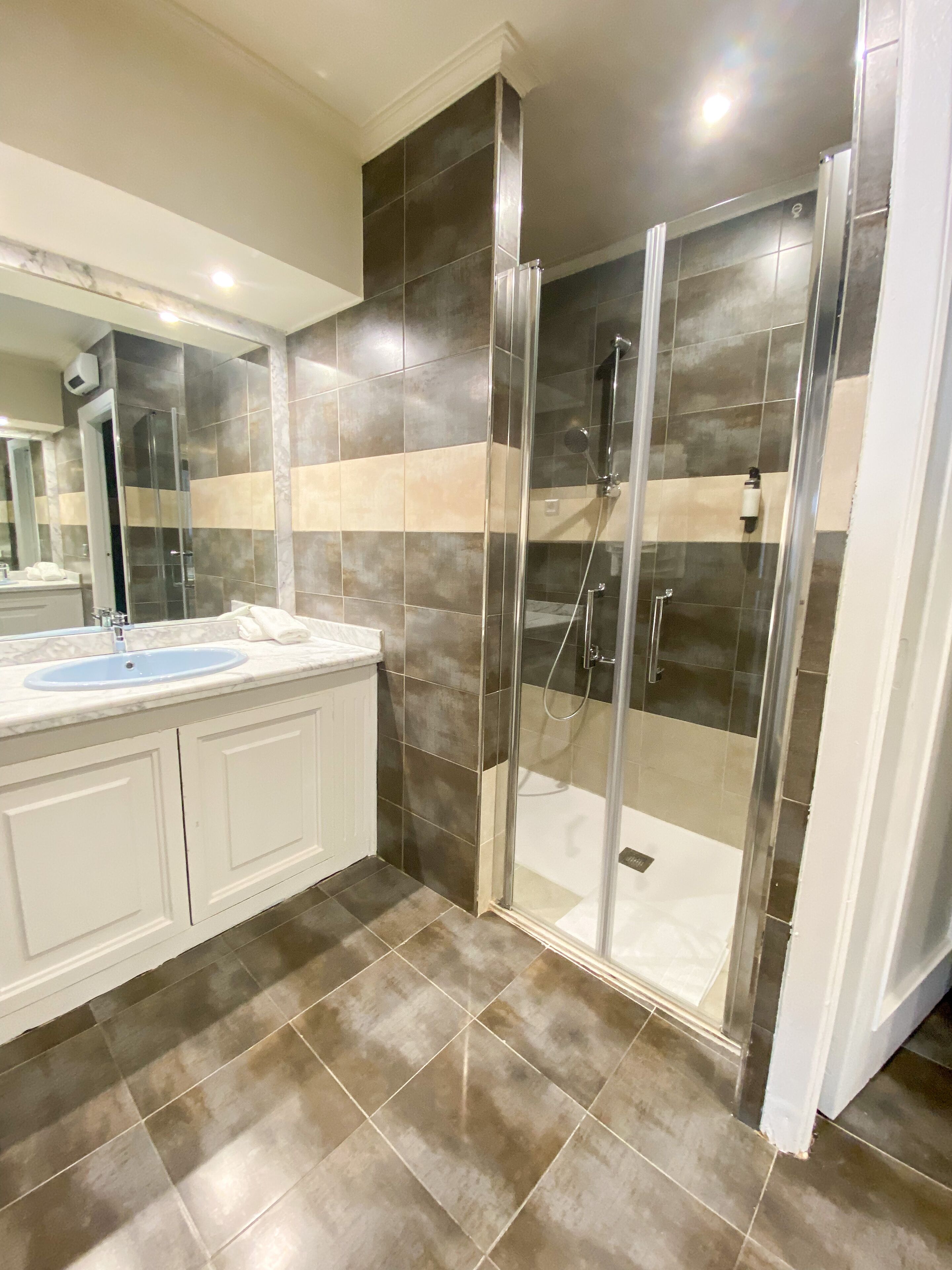 Comfort vierpersoonskamer, 2 slaapkamers (cama de matrimonio y dos individuales) | Badkamer | Een douche, gratis toiletartikelen, een haardroger, handdoeken