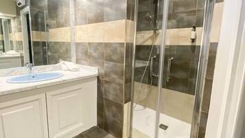 Comfort vierpersoonskamer, 2 slaapkamers (cama de matrimonio y dos individuales) | Badkamer | Een douche, gratis toiletartikelen, een haardroger, handdoeken