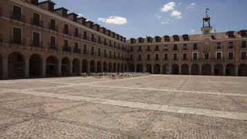 Standaard tweepersoonskamer | Staduitzicht vanuit accommodatie