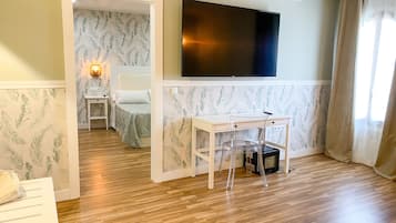 舒适四人房, 2 间卧室 (cama de matrimonio y dos individuales) | 1 多间卧室、客房内保险箱、遮光窗帘、隔音