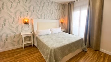 Comfort vierpersoonskamer, 2 slaapkamers (cama de matrimonio y dos individuales) | Een kluis op de kamer, verduisterende gordijnen, geluiddichte muren