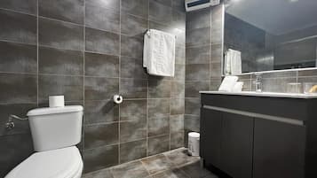 Regadera, amenidades de baño gratuitas, secadora de cabello, toallas