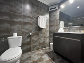 Ducha, artículos de higiene personal gratuitos y secador de pelo