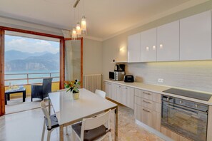 Geladeira, micro-ondas, fogão, lava-louças