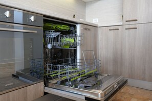 Geladeira, micro-ondas, fogão, lava-louças