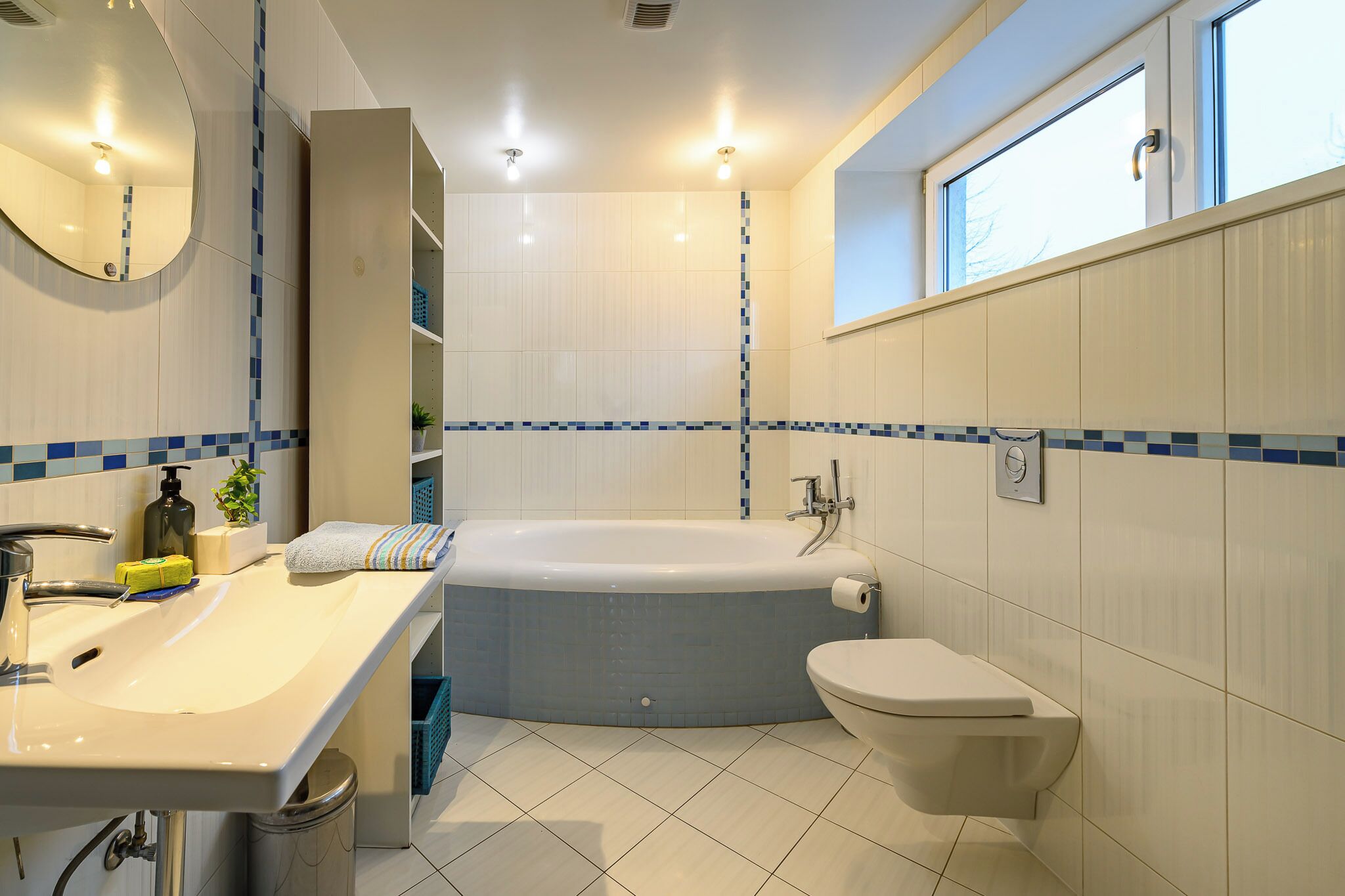 Ein modernes Badezimmer mit einer Badewanne, Toilette und Waschbecken.