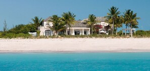 On the beach - Coral House (Providenciales)