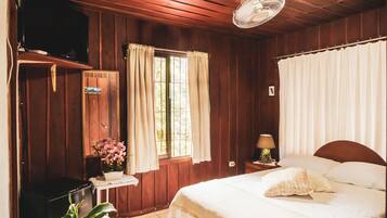 Basic Room, 1 Double Bed, Ensuite | Individually decorated, individually furnished, laptop workspace