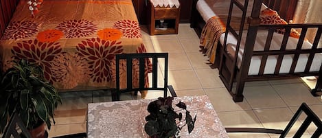 Familieleilighet, 1 soverom | Individuelt dekorert, individuelt innredet og skrivebord for bærbar PC