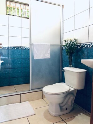 Basic Room, 1 Double Bed, Ensuite | Bathroom | Shower, rainfall showerhead, towels, soap - Cabinas Lupita (La Fortuna)