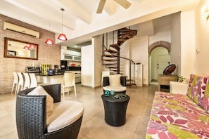 Grand Condo, Jetted Tub | 3 bedrooms, Egyptian cotton sheets, premium bedding, down comforters