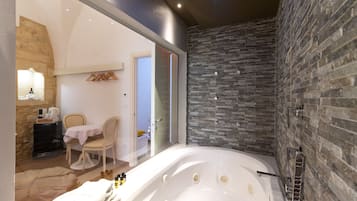 Habitación Deluxe doble, balcón | Bañera de hidromasaje privada
