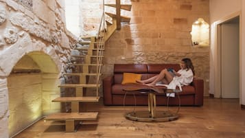 Junior Studio Suite | Living area | TV